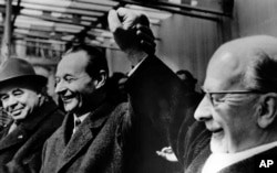 Зліва направо: перший секретар ЦК КПУ Петро Шелест, перший секретар Компартії Чехословаччини Александер Дубчек та перший секретар ЦК Соціалістичної єдиної партії Німеччини. Прага, 23 лютого 1968 року