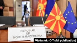 Натпис Република Северна Македонија, македонско знаме и знаме на ЕУ