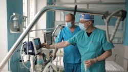 Медики працюють у відділені міської лікарні після того, як його переобладнали для можливого прийому дюдей, які захворіли на коронавірус, Львів, 23 березня 2020 року