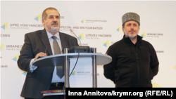 Refat Çubarov ve Lenur İslâmov «Qırımnıñ vatandaş qamaçavı – bir yıl soñra» matbuat konferentsiyasında, 2016 senesi sentâbr 20 künü