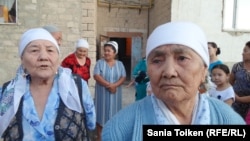 Жильцы дома № 37, пенсионерки Масура Кабдрашитова (слева) и Кумис Хамиева. Жанаозен, 29 августа 2015 года.