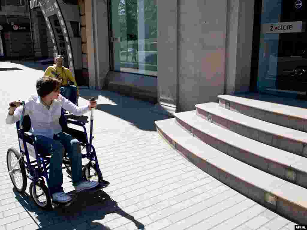 Покорять такие ступеньки - совершенно безнадежное дело для инвалидов