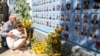 Дівчинка плаче біля Стіни пам'яті у День пам'яті захисників України. Київ 29 серпня 2020 року