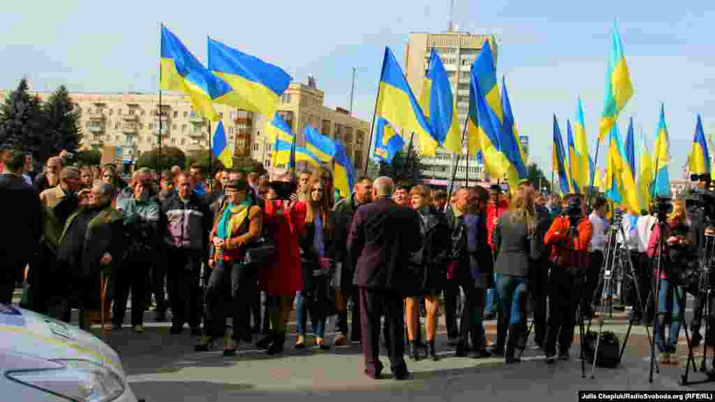 Протестувальники поряд з місцем виступу Арсена Авакова