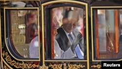 Қытай президенті Си Цзиньпин мен Ұлыбритания патшайымы Елизавета Букингем сарайына күймемен келе жатыр. Лондон, 20 қазан 2015 жыл.