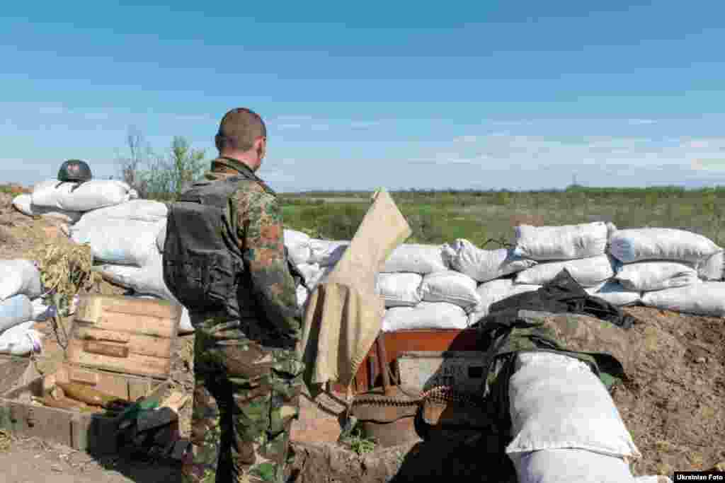 Боєць Нацгвардії на бойовій позиції неподалік Луганська, травень 2015 року