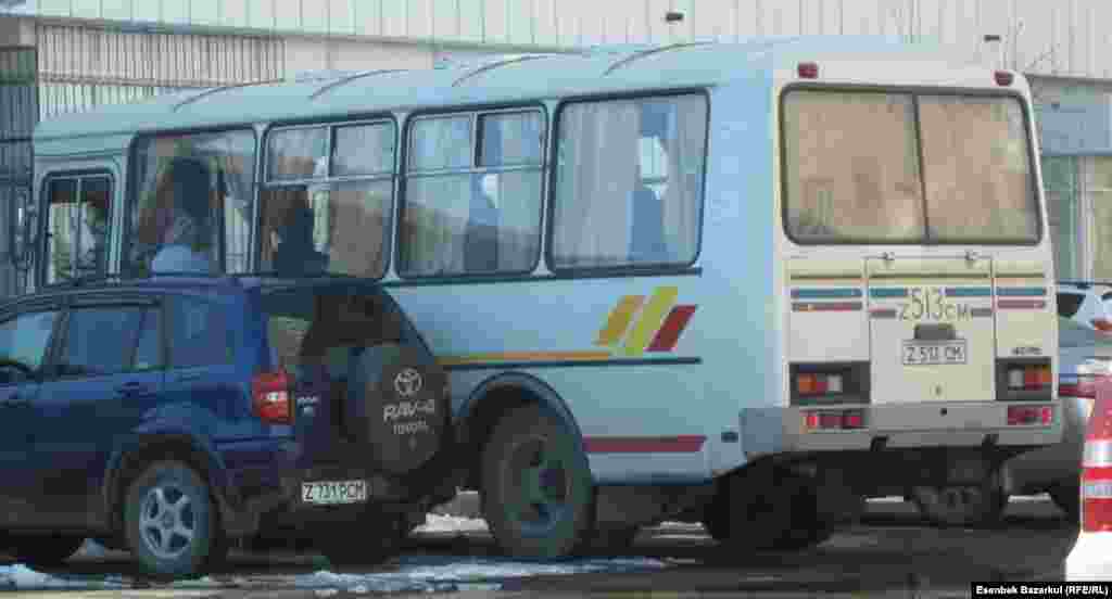 Еще один автобус, который ждет "избирателей". Астана, 3 апреля 2011 года.