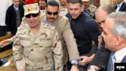 Египет әскерінің бас қолбасшысы, генерал Абдул-Фаттах әл-Сиси (алдыңғы қатарда әскери киімде). Каир, 14 қаңтар 2014 жыл. 