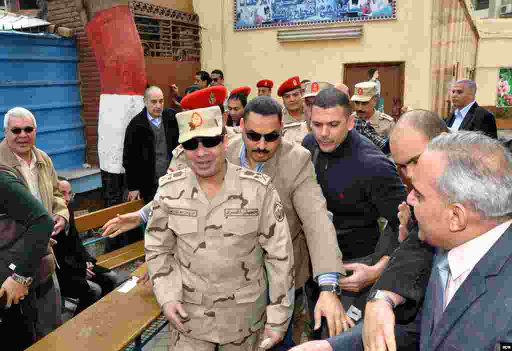 ژنرال سیسی، کسی که محمد مرسی را از قدرت برکنار کرد، از یکی از حوزه&zwnj;های رای&zwnj;گیری دیدار می&zwnj;کند