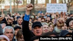 Susţinătorii Maiei Sandu, în ziua în care a fost demis guvernul ACUM. 12 noiembrie 2019