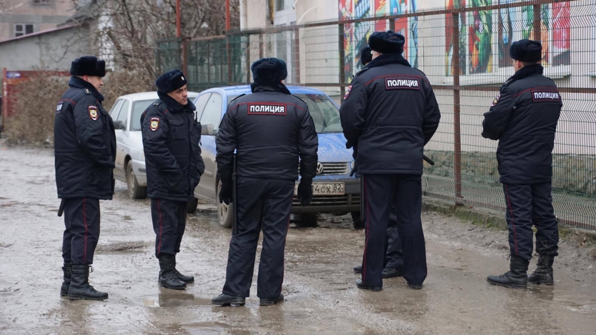 Территория полиции. Белгородские полицейские отправились в Дагестан. Полиция спец.рота 1 человек. Карантин Калмыкия. Пришла полиция домой к подростку.