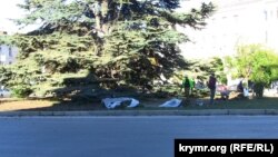 Рабочие на клумбах на площади Лазарева в Севастополе