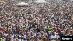 Kolumbiyada konsertə yığışanlar