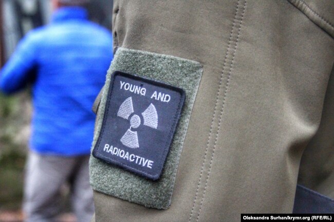 Шеврон с надписью «молодые и радиоактивные»