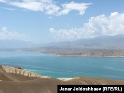 Вода в кыргызском водохранилище имеется, однако она принадлежит не только Кыргызстану, несмотря на протесты некоторых политиков, убежденных в том, что водные ресурсы должны считаться собственностью государства. Узбекистан и Казахстан, расположенные в низовьях реки, используют запасы воды весной и летом для орошения своих обширных сельскохозяйственных угодий.