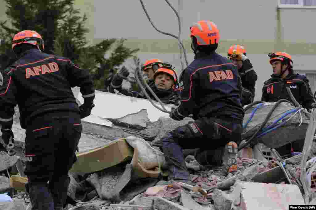 АЛБАНИЈА - Најновиот биланс на жртви од земјотресот во Албанија е 49, од кои 25 се загинати во Драч, а 23 во Туман и една жртва во Љач, соопшти премиерот Еди Рама на вонредна седница на владата.