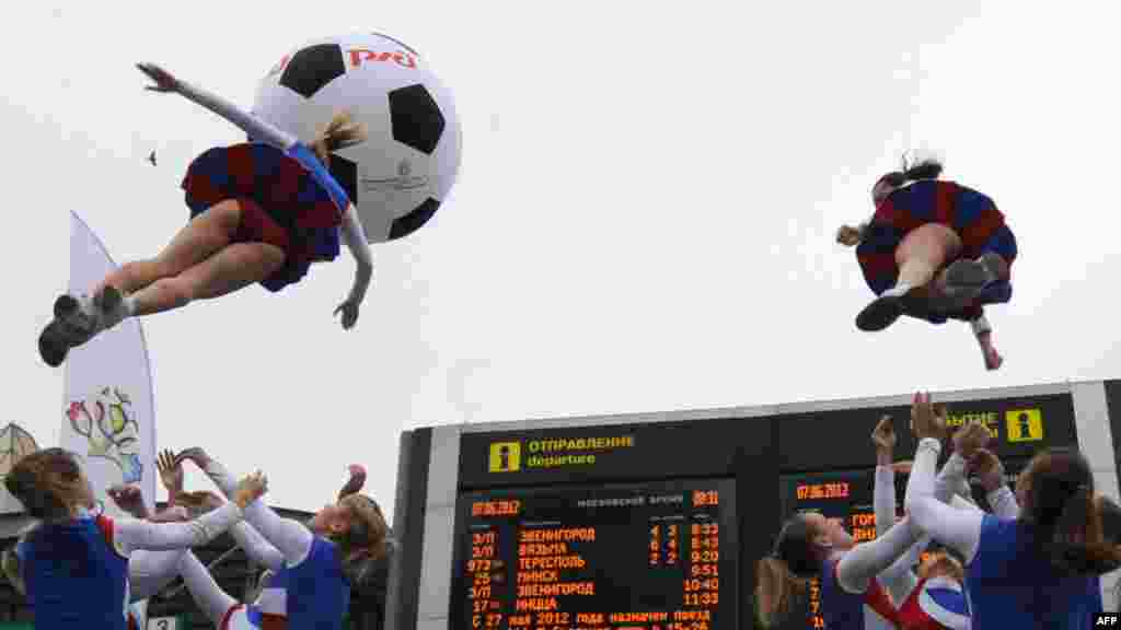 Cheerleaders for the Russian national soccer team perform as fans departure from Moscow to Poland for the Euro 2012 football championship. (AFP/Kirill Kudryavtsev) &nbsp;