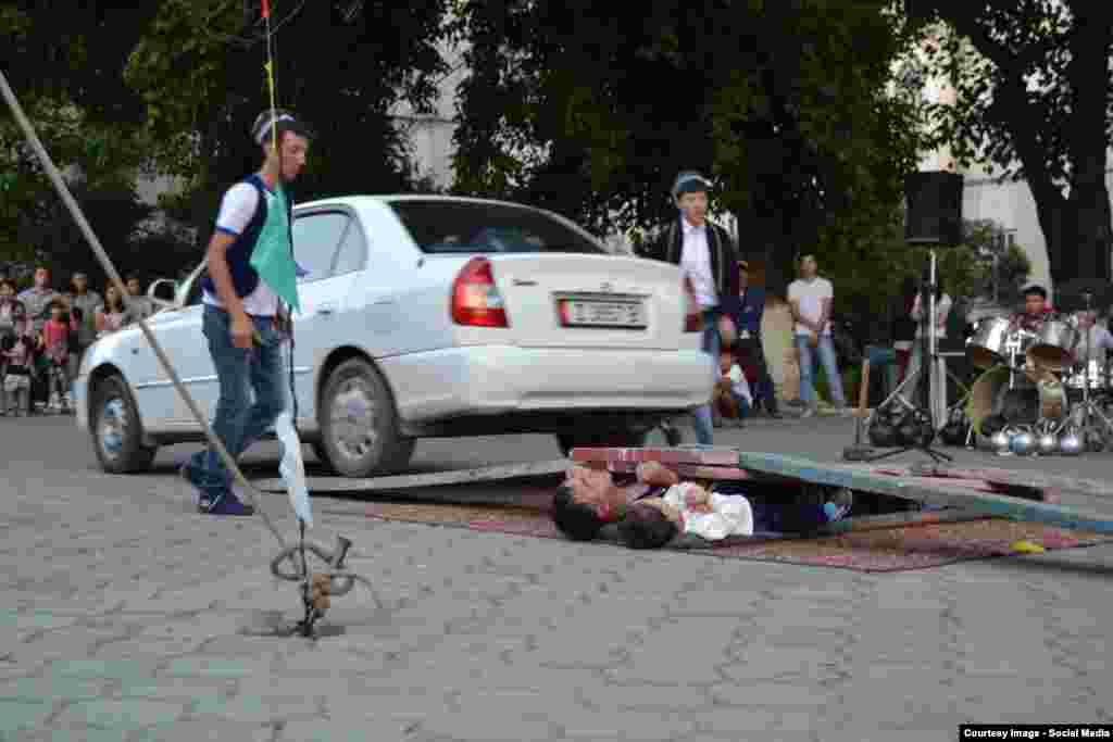 После всего этого братьев переезжает машина. Машина тоже настоящая. 
