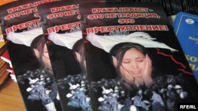 Өте сексуалды брюнетка