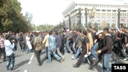 Беспорядки во время митинга оппозиции, Бишкек, 3 октября 2012 года.