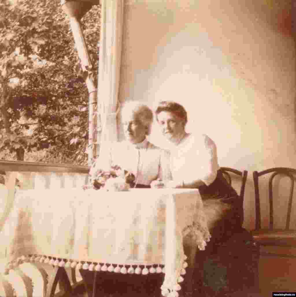 Портрет двух женщин за столом на веранде, 1909 год