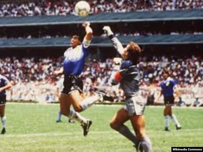 Maradona duke shënuar golin kundër Anglisë me ndihmën e dorës.