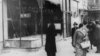 Разбитая витрина магазина, принадлежавшего еврейскому владельцу. Берлин, 10 ноября 1938 года
