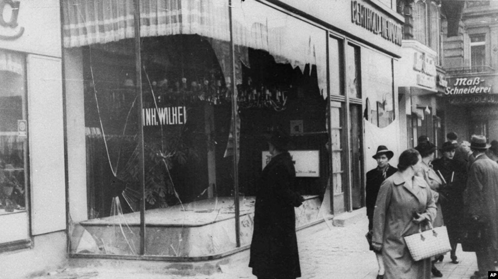 Разбитая витрина магазина, принадлежавшего еврейскому владельцу. Берлин, 10 ноября 1938 года