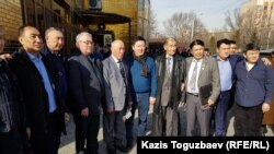 Участники афганской кампании (четвертый слева — Хабибджан Холбаев, бывший командир «мусульманского батальона»). Алматы, 8 февраля 2020 года.