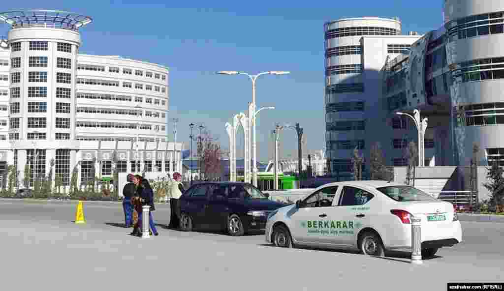 Aşgabatda täze açylan &ldquo;Berkarar&rdquo; söwda merkezine degişli taksi.