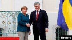 Канцлер Німеччини Анґела Меркель (ліворуч) і президент України Петро Порошенко, архівне фото