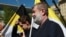 Российский оппозиционный политик Вячеслав Мальцев (справа) принимает участие в митинге российской оппозиции 6 мая 2017 года