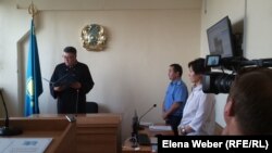 Судья зачитывает приговор по делу о "мошенничестве с использованием служебного положения". Темиртау, 4 сентября 2017 года.