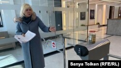 Активистка Санавар Закирова показывает на принесенную в офис «Нур Отана» банку с деньгами, которые, по ее словам, она собрала у мечети. Нур-Султан, 11 марта 2020 года.