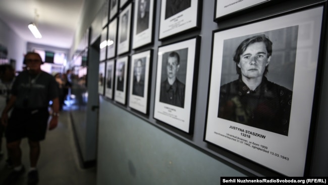 Фотографія українки (праворуч) на території колишнього нацистського концтабору Аушвіц-Біркенау біля міста Освенцима (Польща), де тепер діє музей. У концтаборі утримували понад 14,5 тисяч вихідців із території України