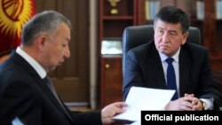 Президент Кыргызстана Сооронбай Жээнбеков (справа) и ныне бывший глава правительства Кубатбек Боронов. Архивное фото.
