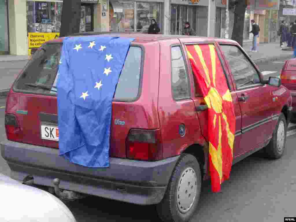 Знамиња на ЕУ и Македонија