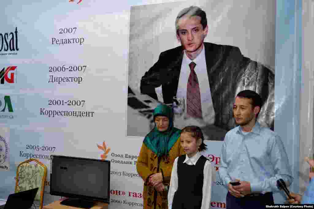 Маркум журналист Алишер Саиповдун апасы Зайнабхан Саипова, иниси Шахрух Саипов жана кызы Зулайка үй музейдин ачылышында. 