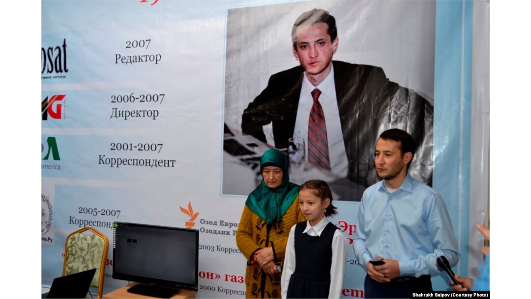 Алишер Саиповдун апасы, кызы жана иниси журналистти эскерүү иш-чарасында. 2017-жыл.