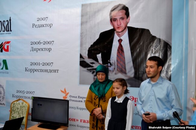 Алишер Саиповдун апасы, кызы жана иниси журналистти эскерүү иш-чарасында. 2017-жыл.