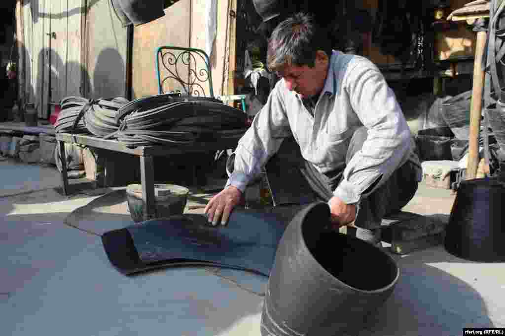 Afghanistan -- making rubber bucket, string, chair and table from used car tires in Kabul, 29 November 2015 