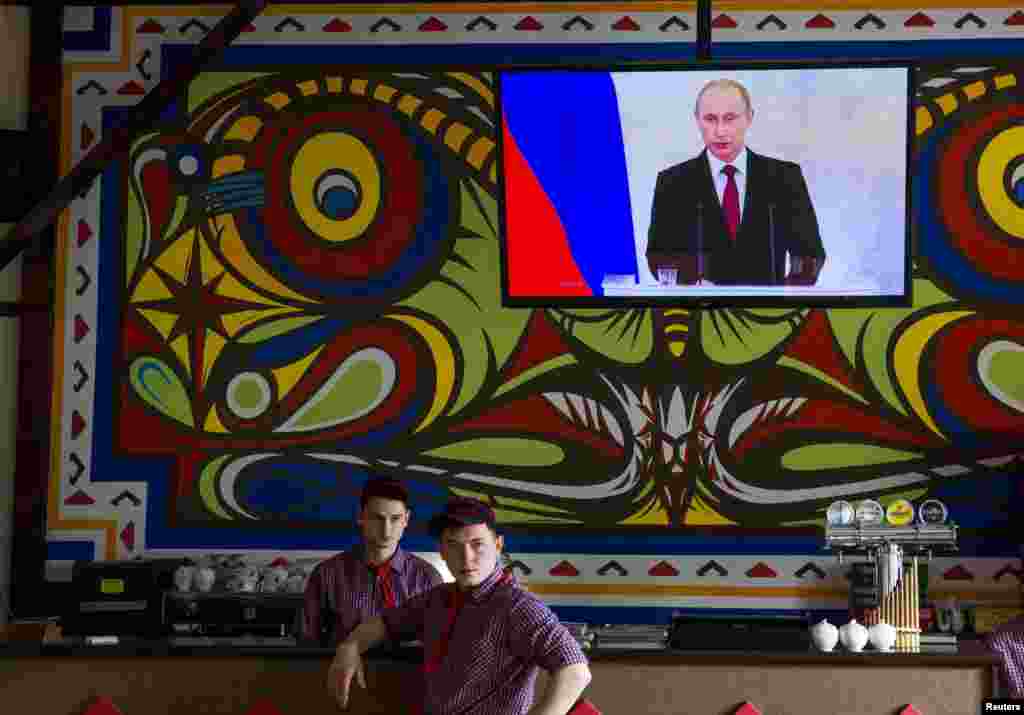 Жители Симферополя смотрят послание Владимира Путина Федеральному собранию России