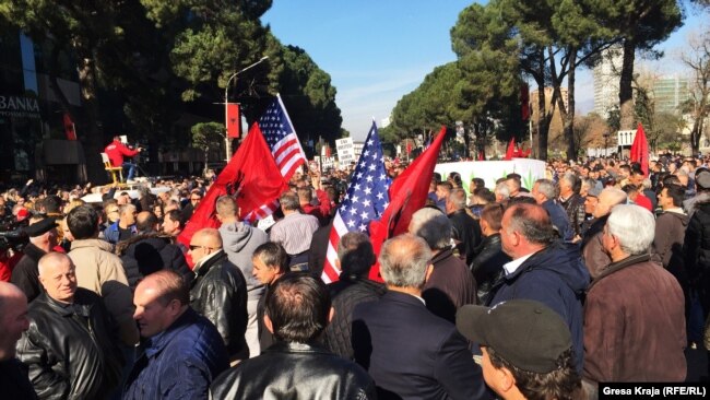 Opozita proteston në Tiranë
