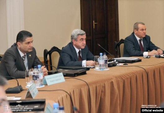Armenia -- President Serzh Sarkisian (C) speaks at a meeting of the Council on Atomic Energy Safety in Yerevan, 27 April 2010.