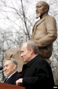 Президент России Владимир Путин и президент Казахстана Нурсултан Назарбаев открывают памятник Абаю на Чистых прудах. Москве, 4 апреля 2006 года.