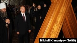 Київ, 27 липня 2013 року. Намісник Києво-Печерської лаври митрополит УПЦ (Московського патріархату) Павло (Лебідь) і президент Росії Володимир Путін (зліва направо) на території лаври
