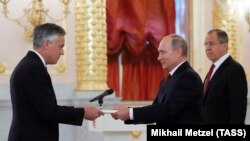 Сафири Амрико дар Русия ба президент Путин эътиборномаро тақдим кард. 3-юми октябри соли 2017
