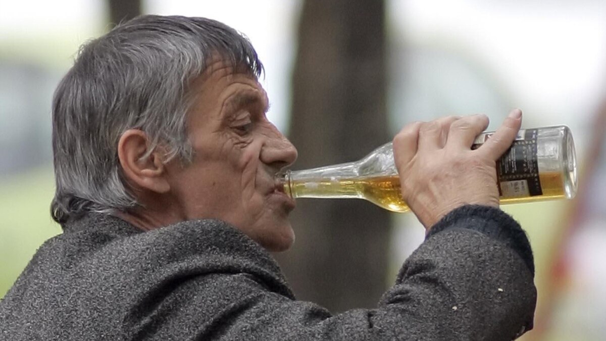 Сам пьет. Дед с бутылкой.