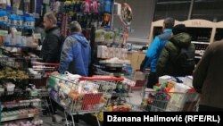 Ljudi kupuju hranu u supermarketima