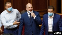 Роман Абрамовський (у центрі) на засіданні парламенту, червенеь 2020 року